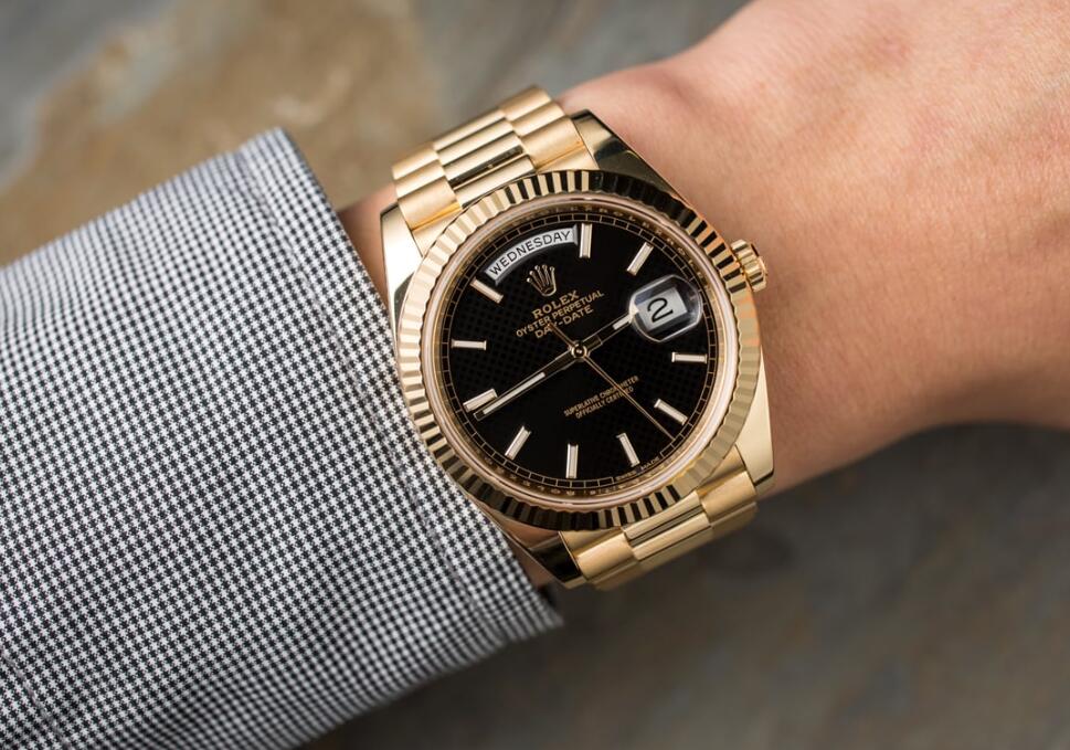 The 18ct gold fake watch has a black dial.